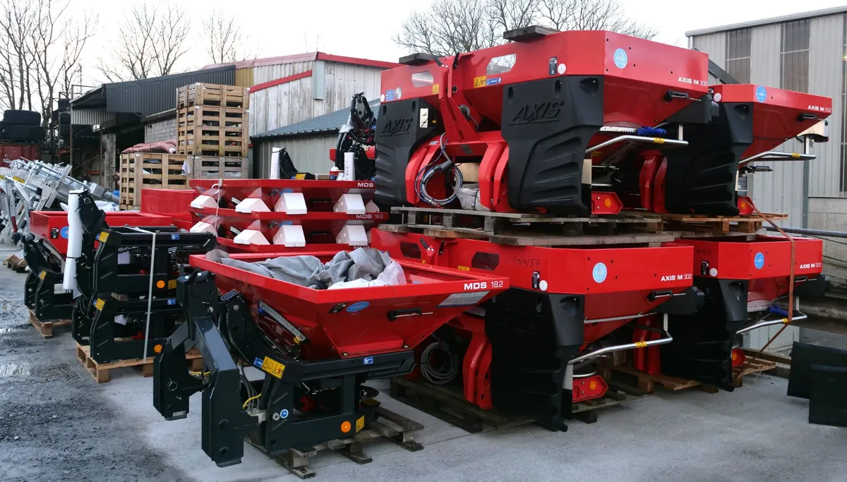 RAUCH FERTILSER SPREADERS - Image 1