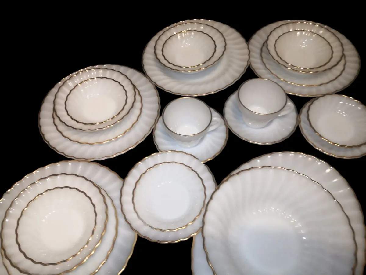 Beautiful Anchor Hocking USA dinnerware 25 pieces! - Image 1
