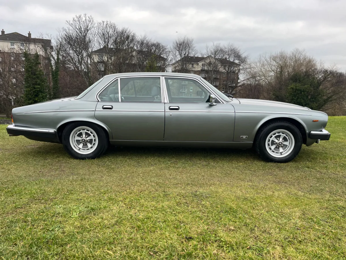 1992 Daimler Double Six 5.3 V12 - Image 3