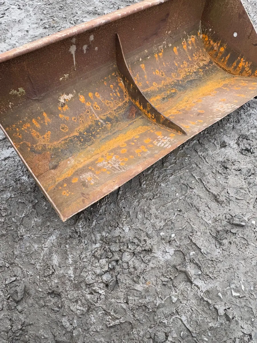Small 5 ft loader bucket - Image 1