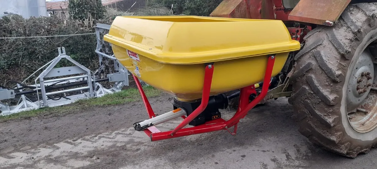 New Cosmo wagtail fertiliser spreaders - Image 1