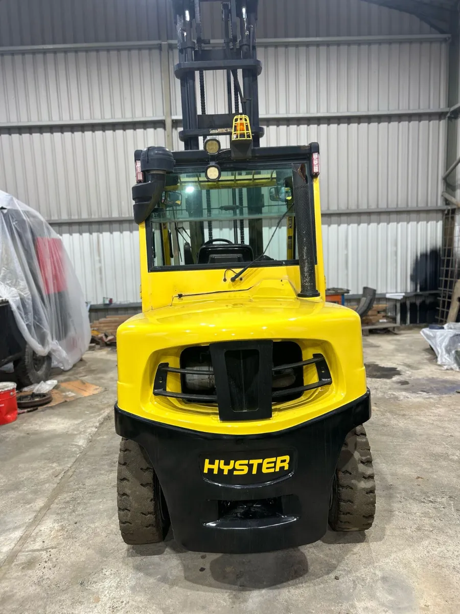 5.5 Ton Hyster Forklifts W/Cabs - Image 4