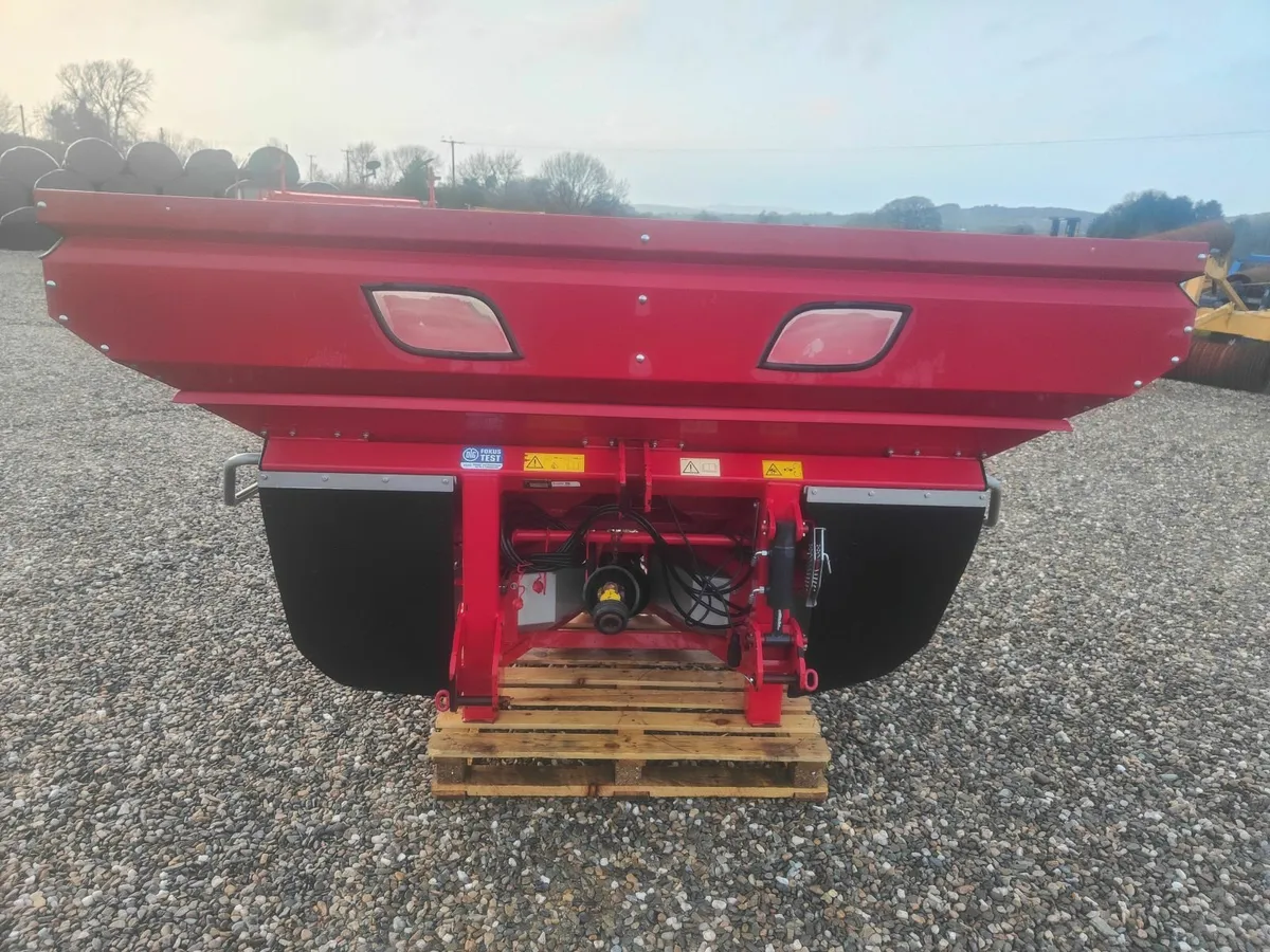 Teagle SX5 fertilizer spreader - Image 1