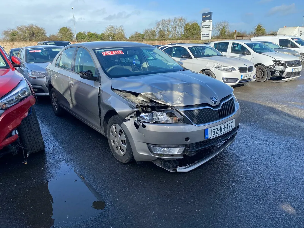 Skoda Rapid 2016 light front damage €4,500 - Image 2