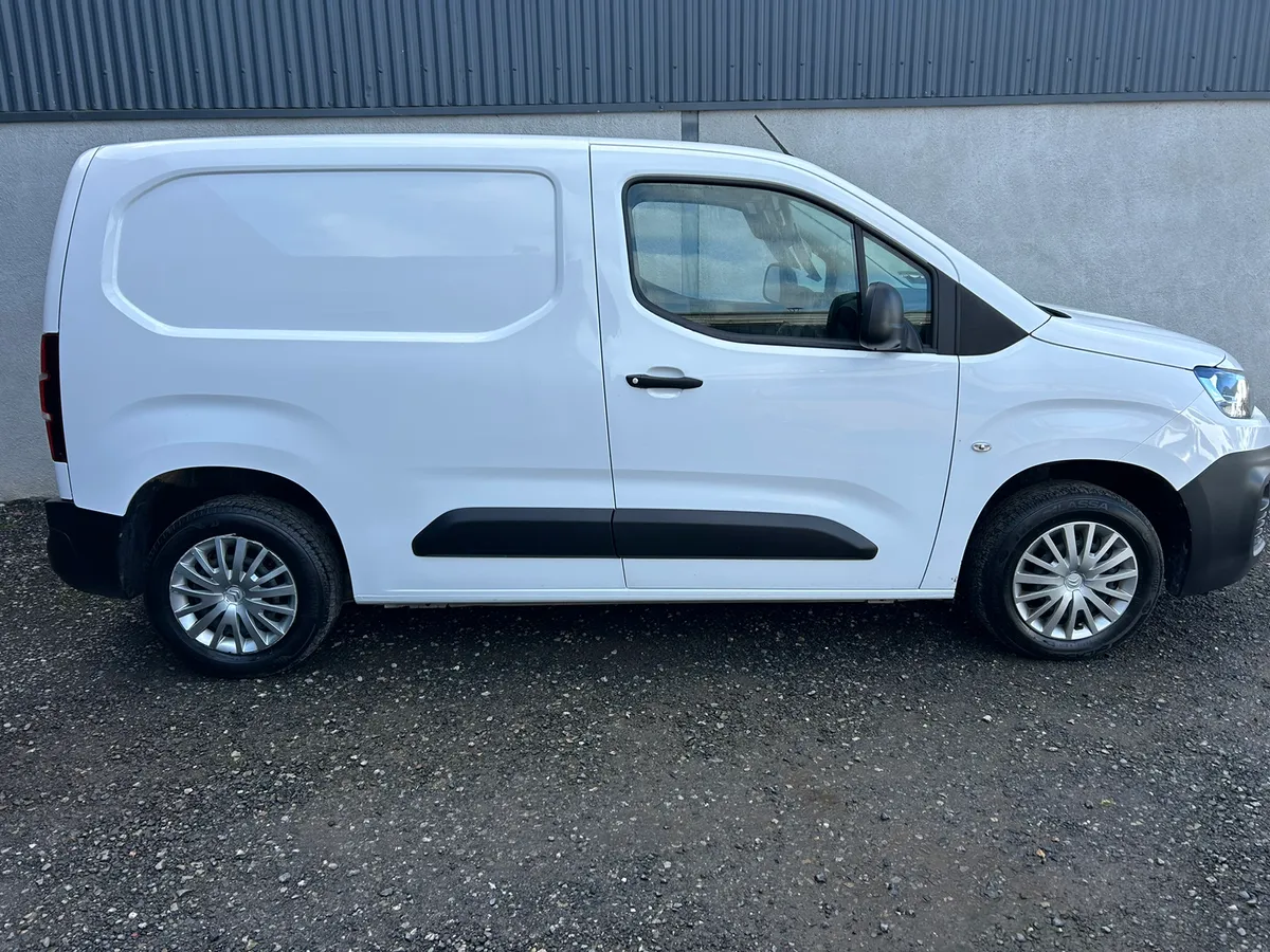 2020 Citroen Berlingo 88km - 220V inverter - Image 3