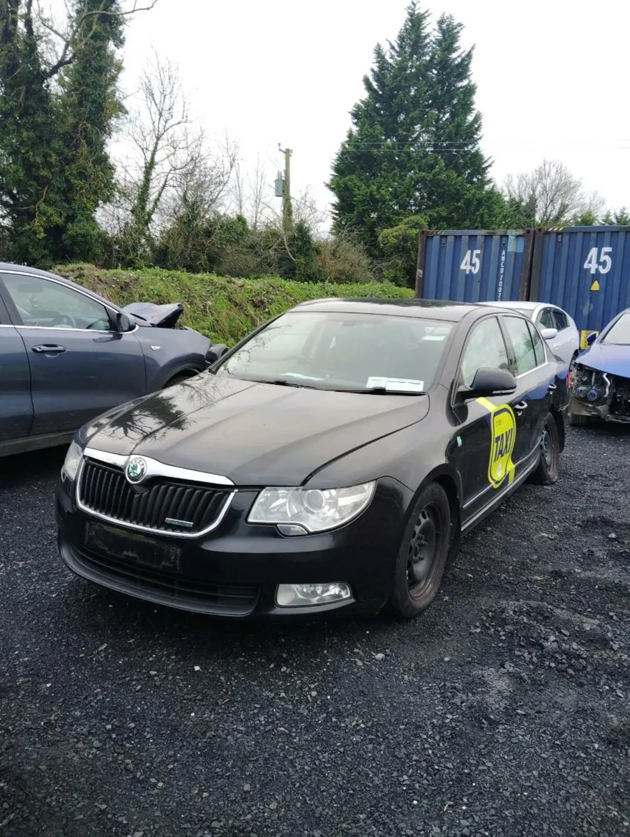 Breaking Skoda superb 1.6tdi cay 2011 1z1z mdm - Image 1