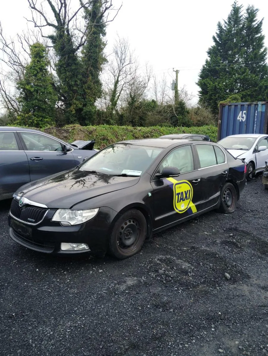 Breaking Skoda superb 1.6tdi cay 2011 1z1z mdm - Image 2