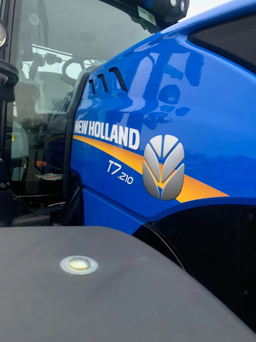 2023 T7.210 Ex Demo - Image 3