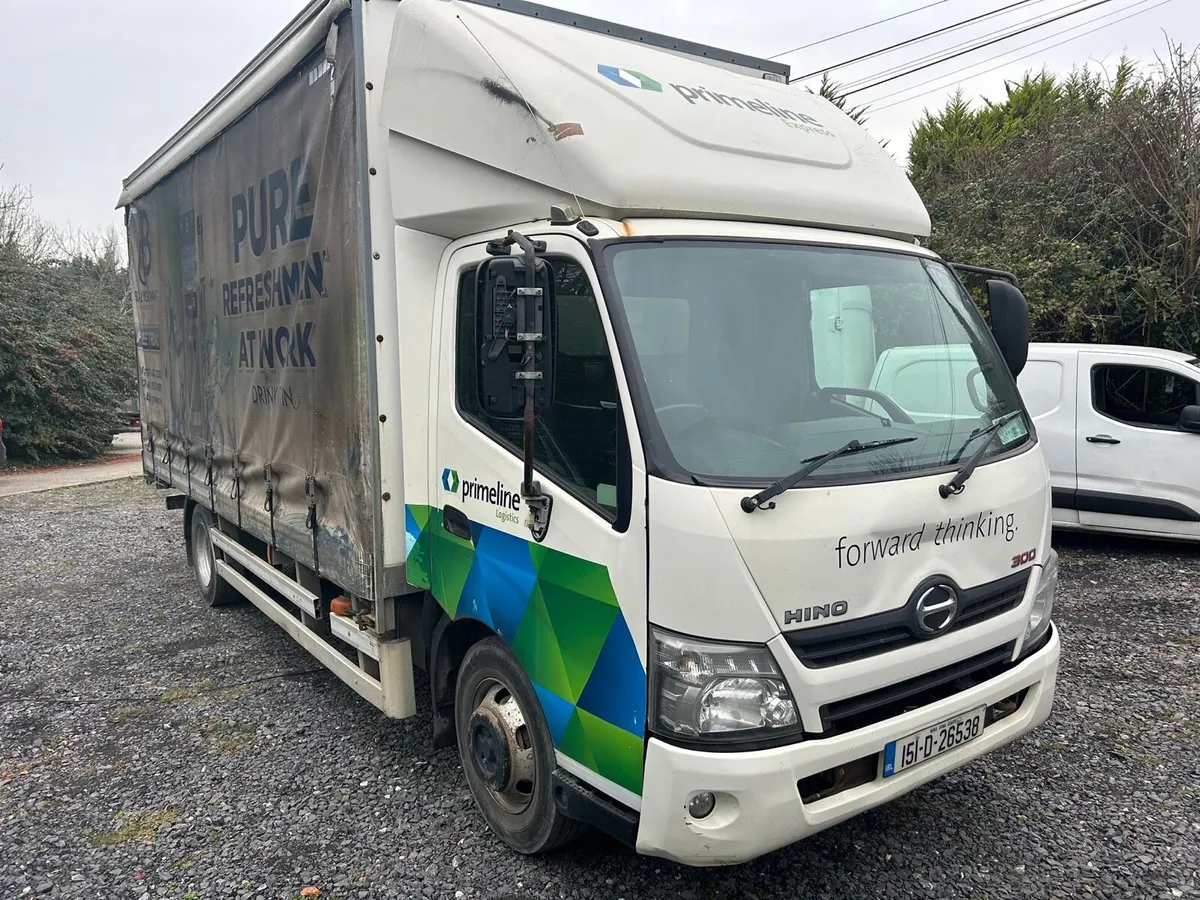 2015 hino 300 Curtin body - Image 1