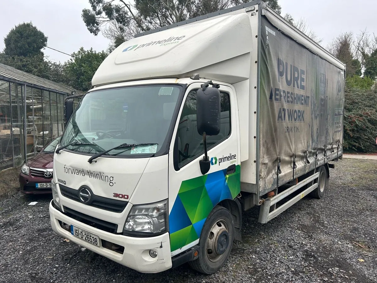 2015 hino 300 Curtin body - Image 2