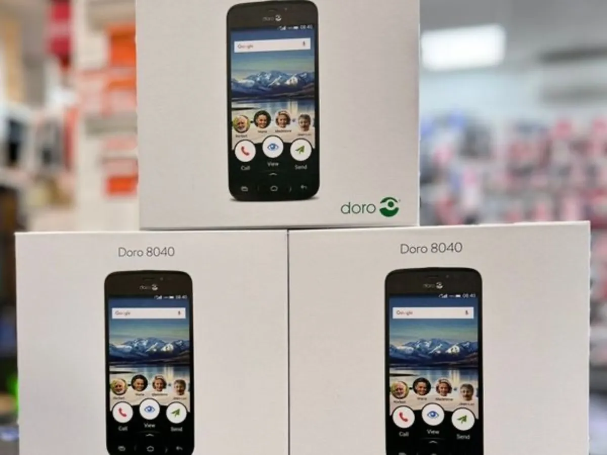 Doro 8040 smart phone - Image 1