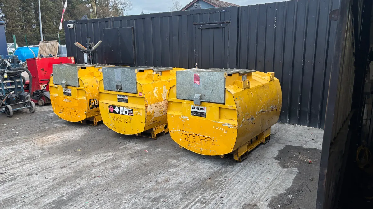 Western 985L Fuel Bowsers (Choice of 5) - Image 1