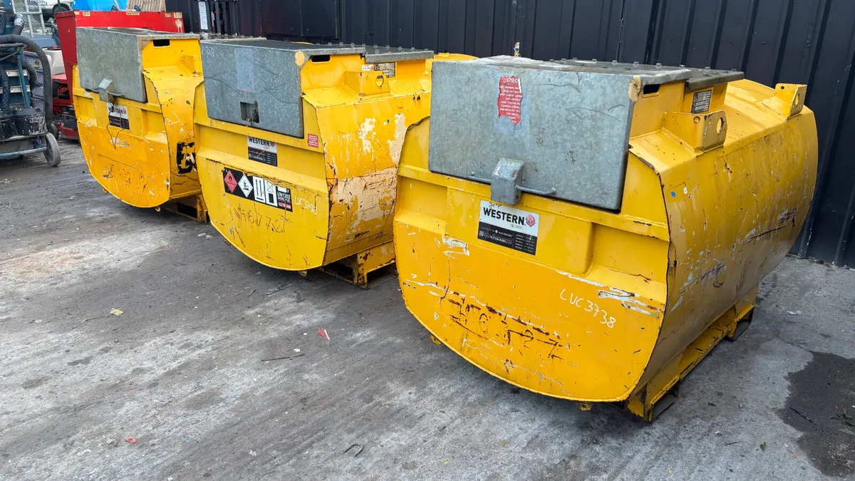 Western 985L Fuel Bowsers (Choice of 5) - Image 2