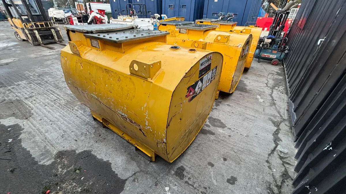 Western 985L Fuel Bowsers (Choice of 5) - Image 4