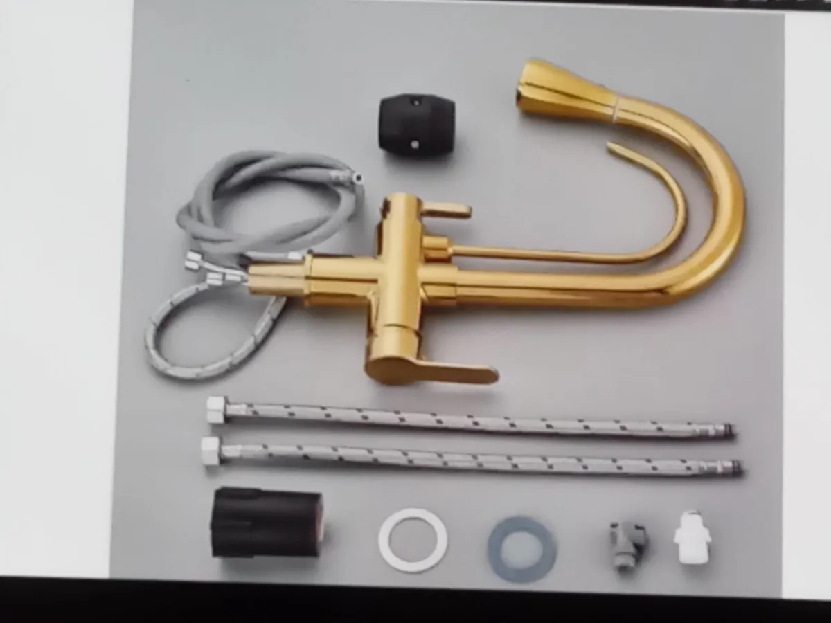 Gold kitchen mixer tap with pull out spout - Image 4