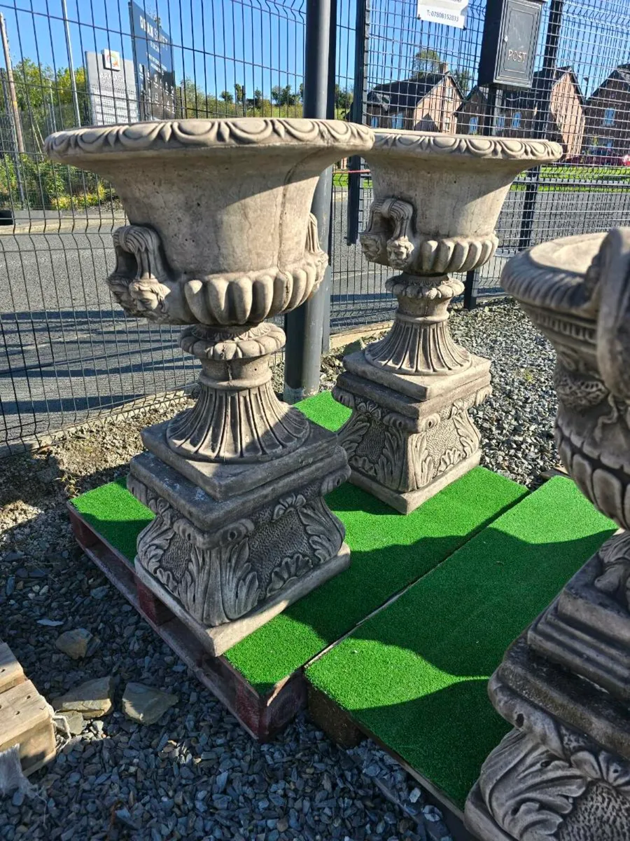 Large concrete flower pot planters - Image 3