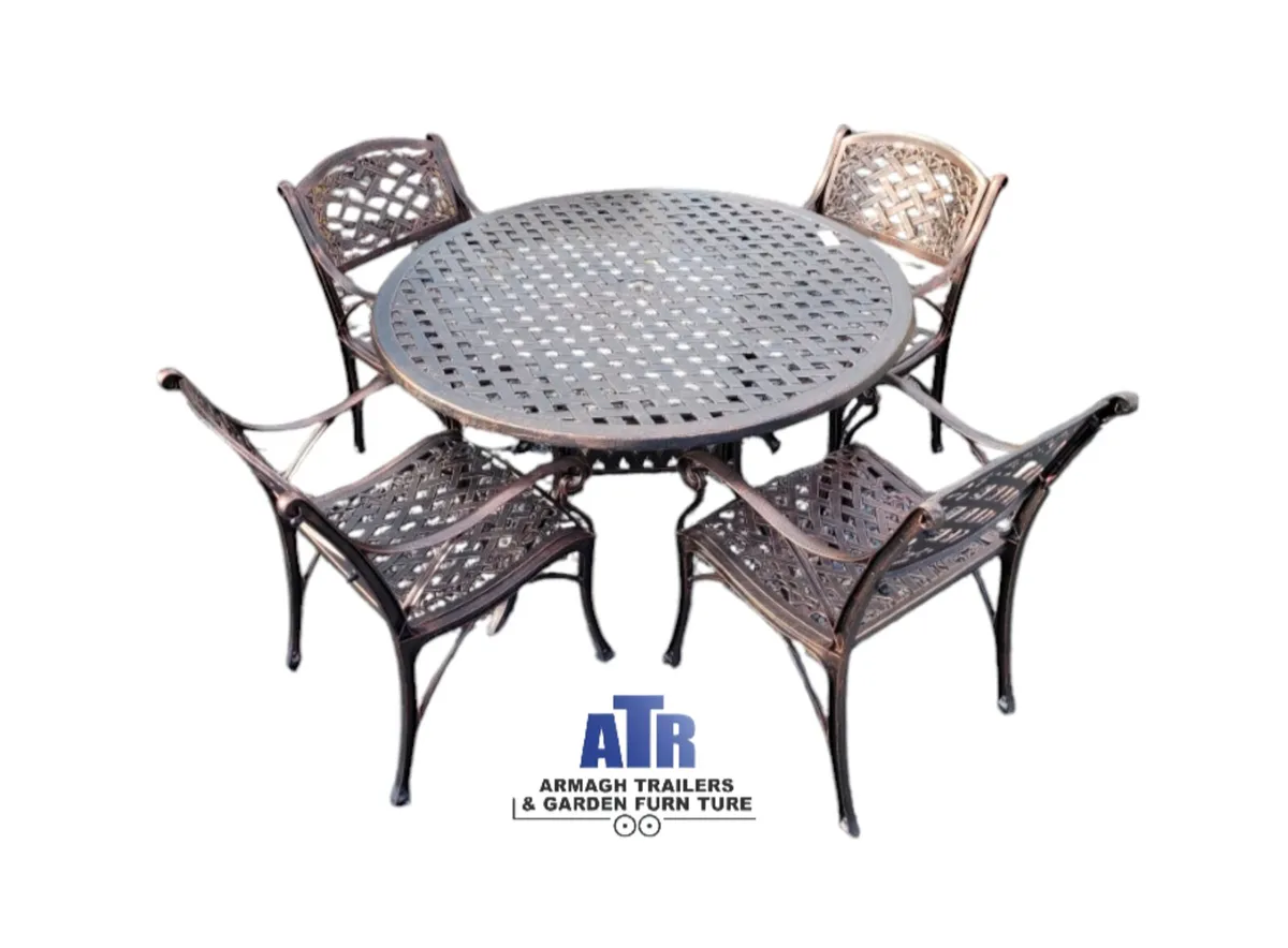 Cast aluminium garden furniture table & 4 chairs - Image 1