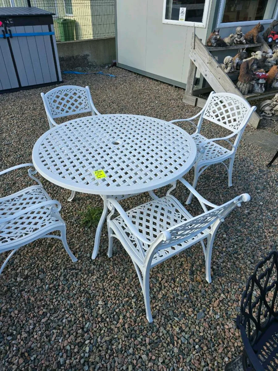 Cast aluminium garden furniture table & 4 chairs - Image 3