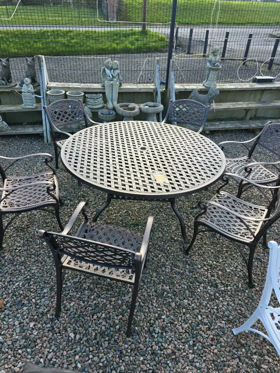 Cast aluminium garden furniture table & 4 chairs - Image 4