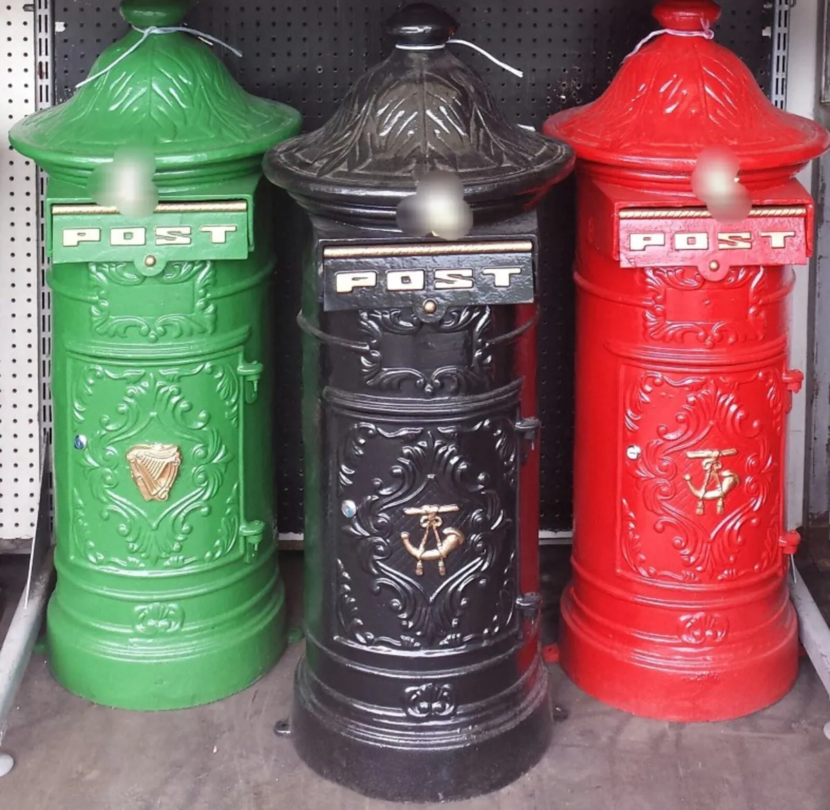 Cast iron round free standing post box - Image 1