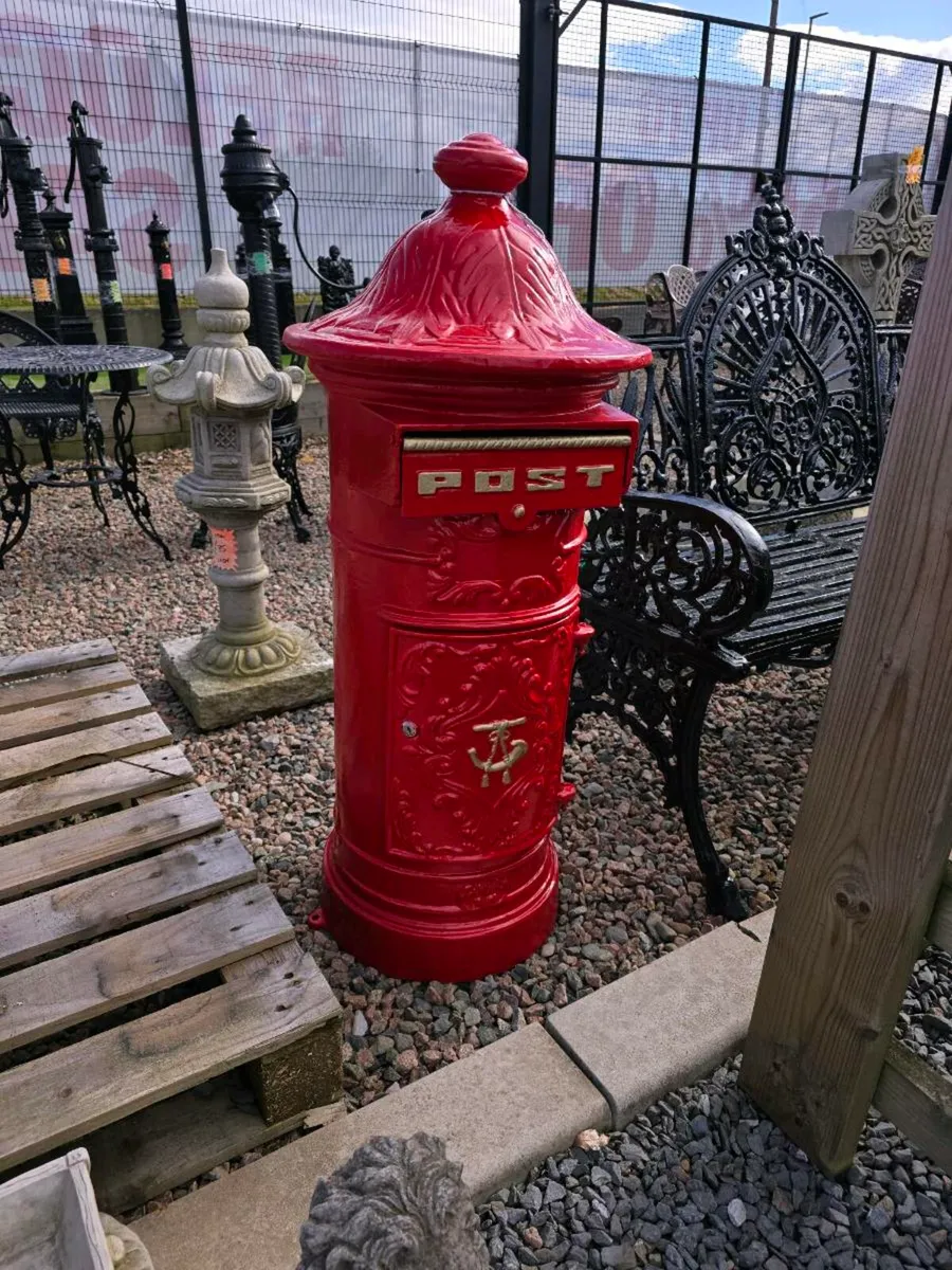 Cast iron round free standing post box - Image 4