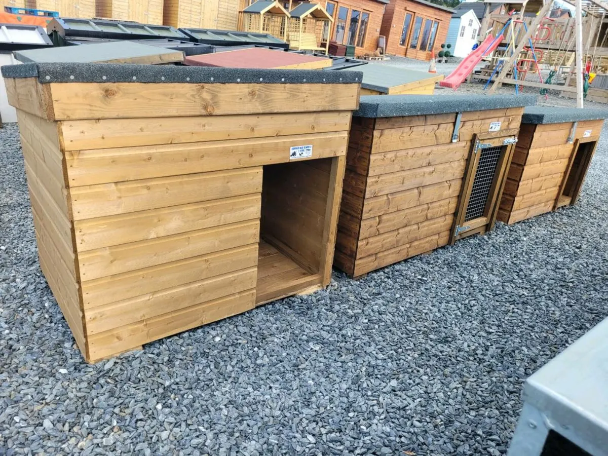 Timber dog kennels lift up lid set in garden - Image 4