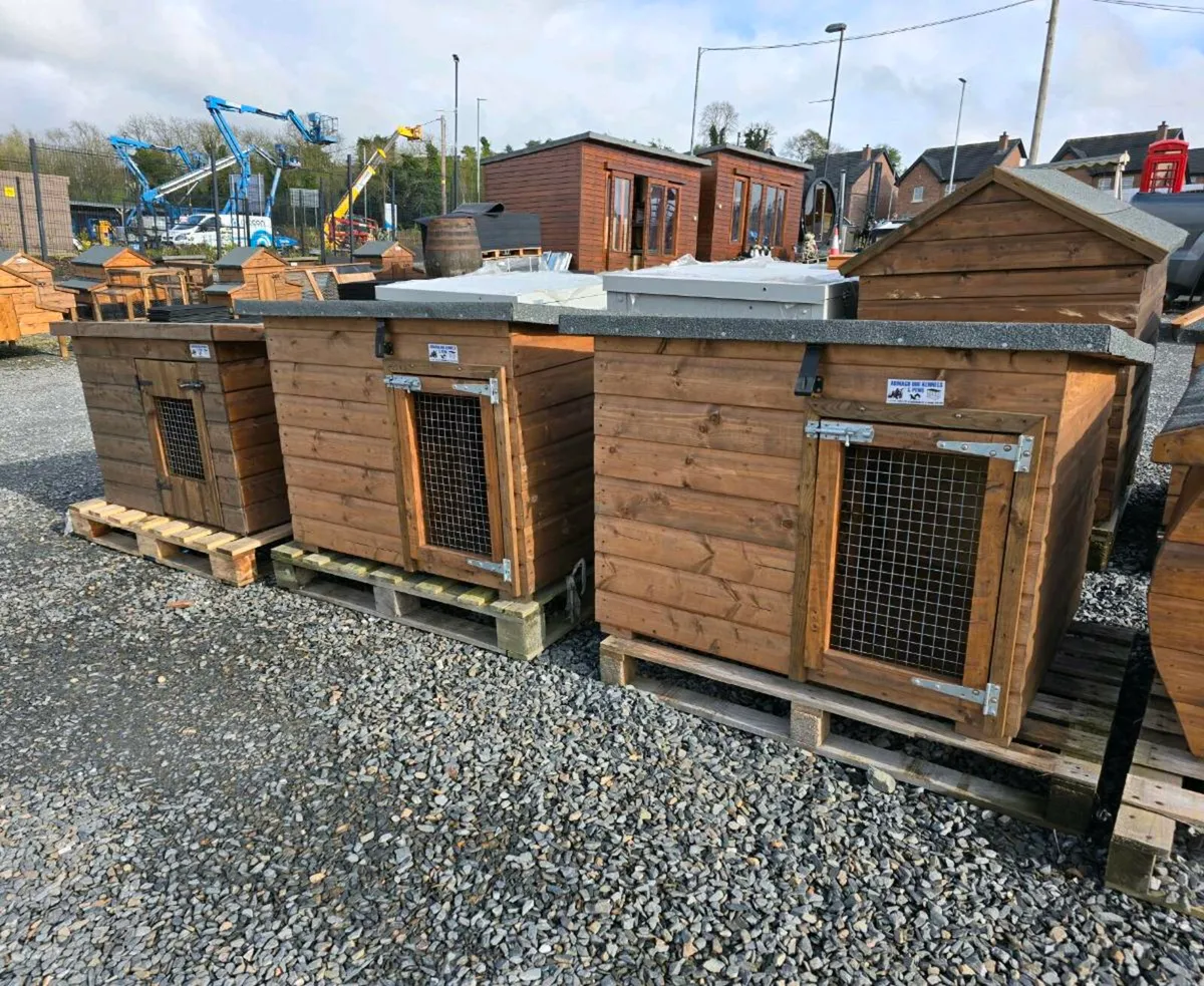 Timber dog kennels lift up lid set in garden - Image 2