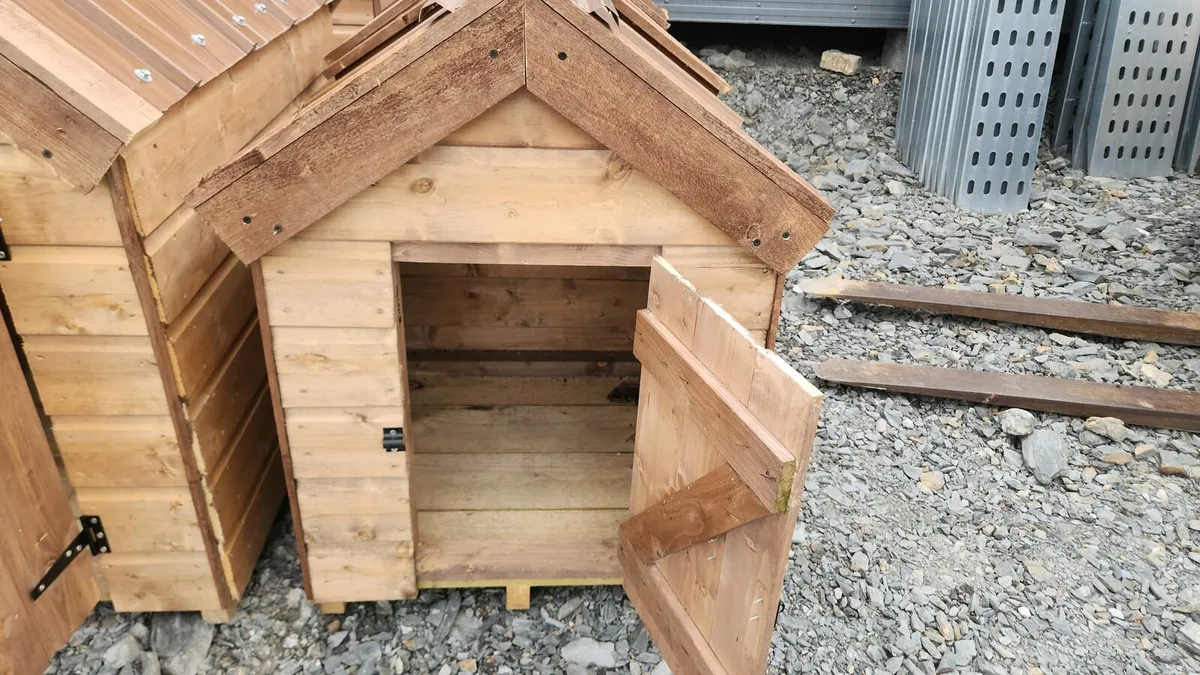 Timber dog kennels tin roofs. Garden Furniture - Image 4