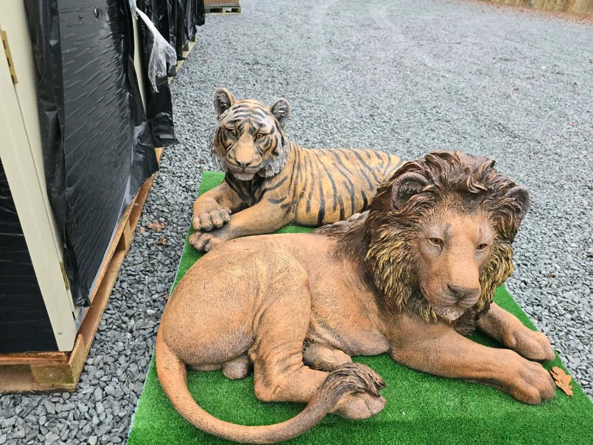 Large stone lion garden ornaments - Image 1