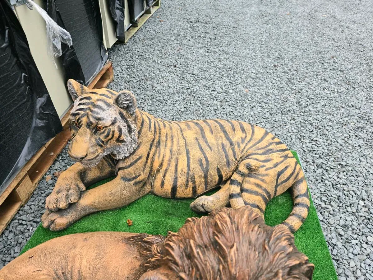 Large stone lion garden ornaments - Image 2