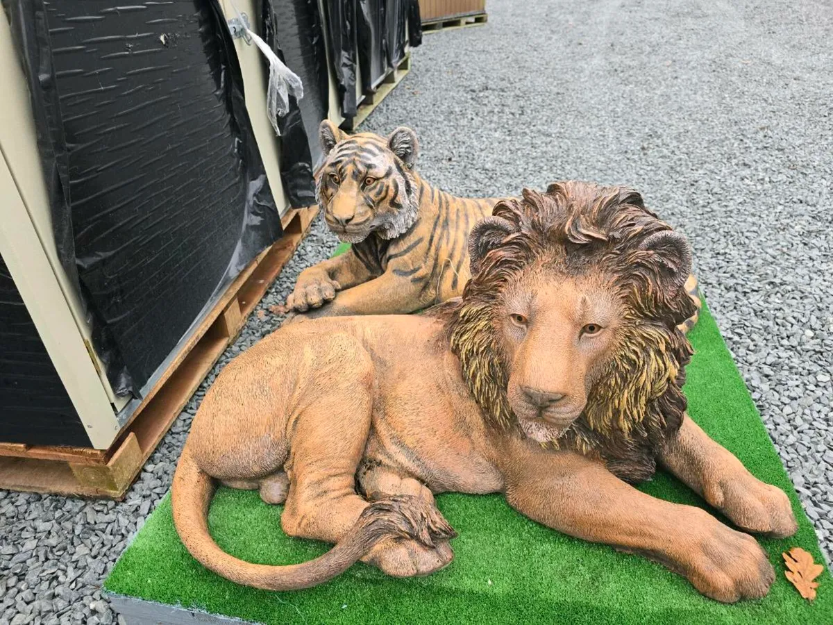 Large stone lion garden ornaments - Image 3