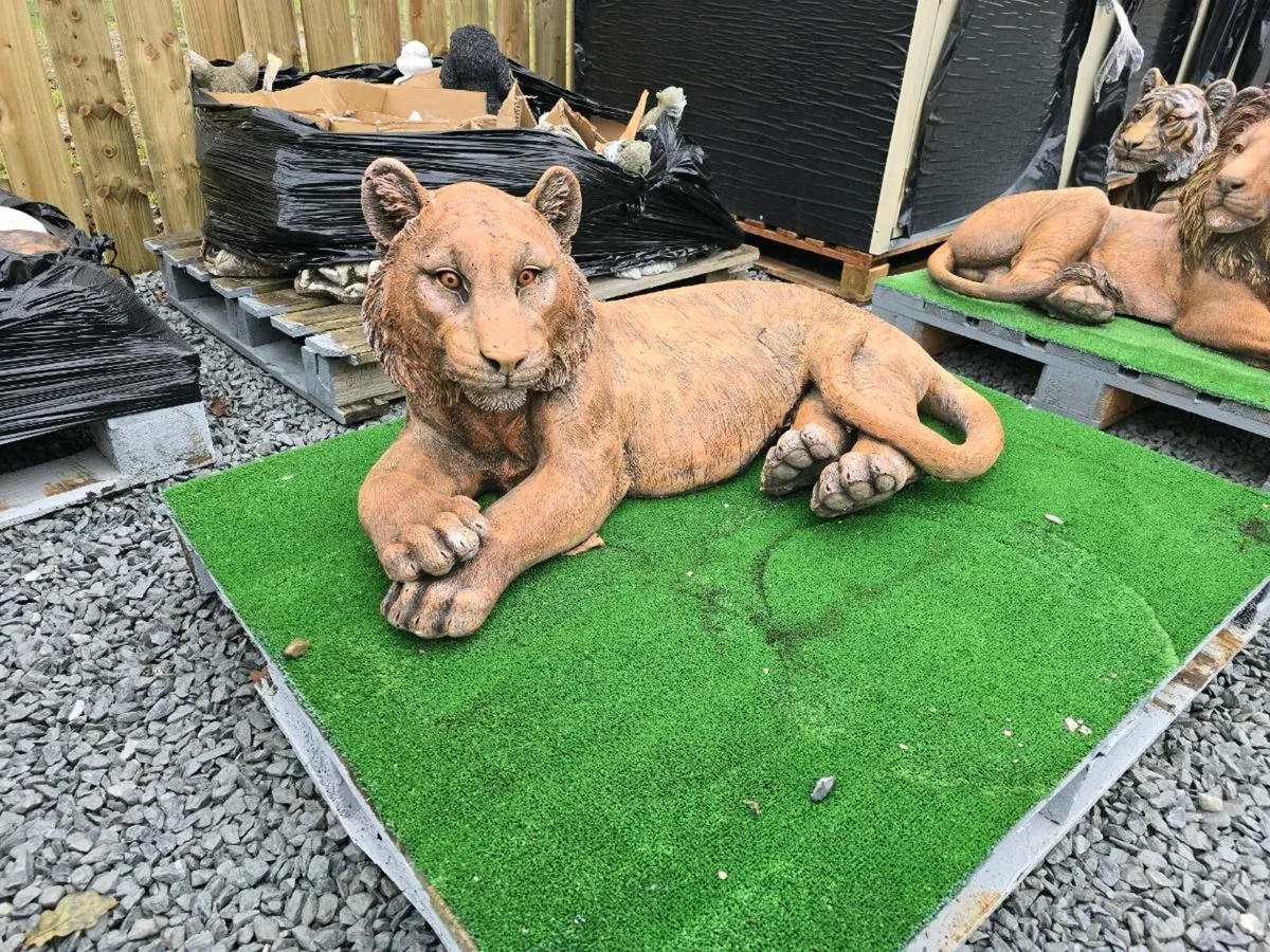 Large stone lion garden ornaments - Image 4