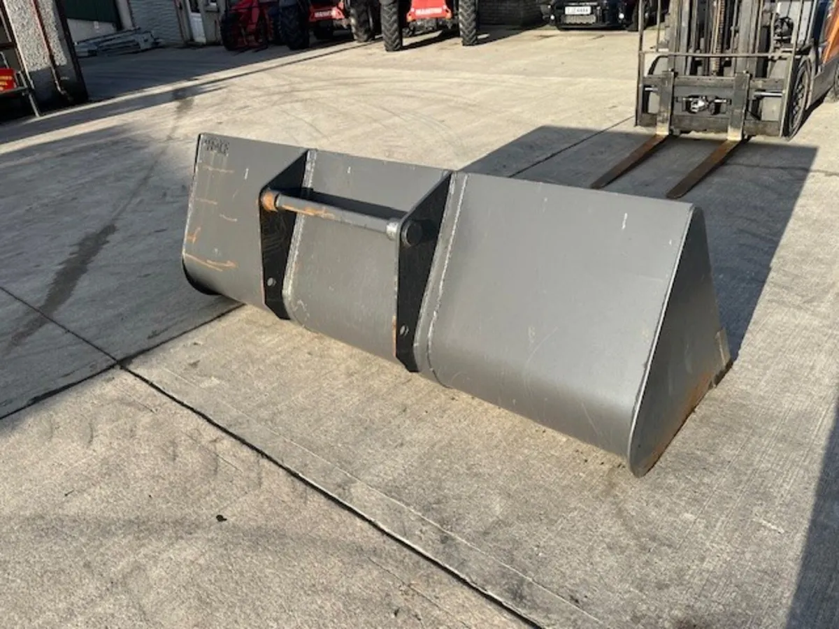 Manitou 8ft Wide Front Loader Bucket - Image 1