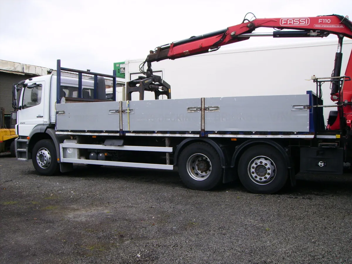 MERCEDES AXOR 2529 CRANE LORRY 6X2 IN GREAT ORDER - Image 3