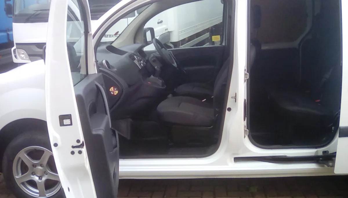 Renault Kangoo 2011 MAXILL DC185 5 SEATS ONE OWNER - Image 2