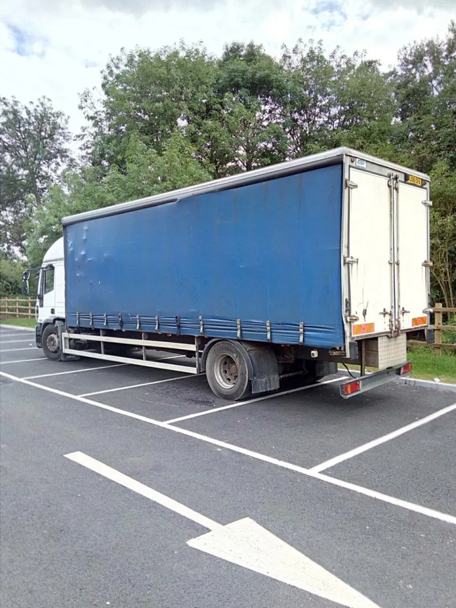Iveco 180E25 Curtainsider lorry - Image 2