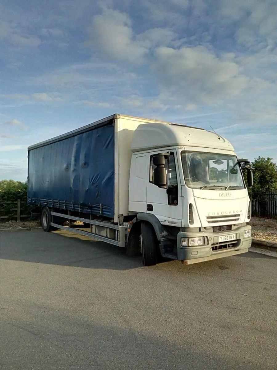 Iveco 180E25 Curtainsider lorry - Image 1