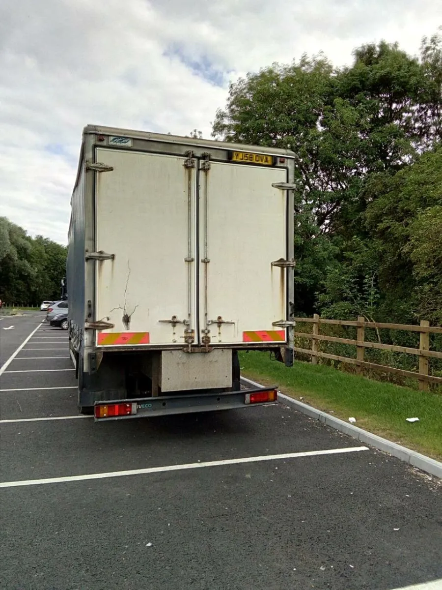 Iveco 180E25 Curtainsider lorry - Image 4
