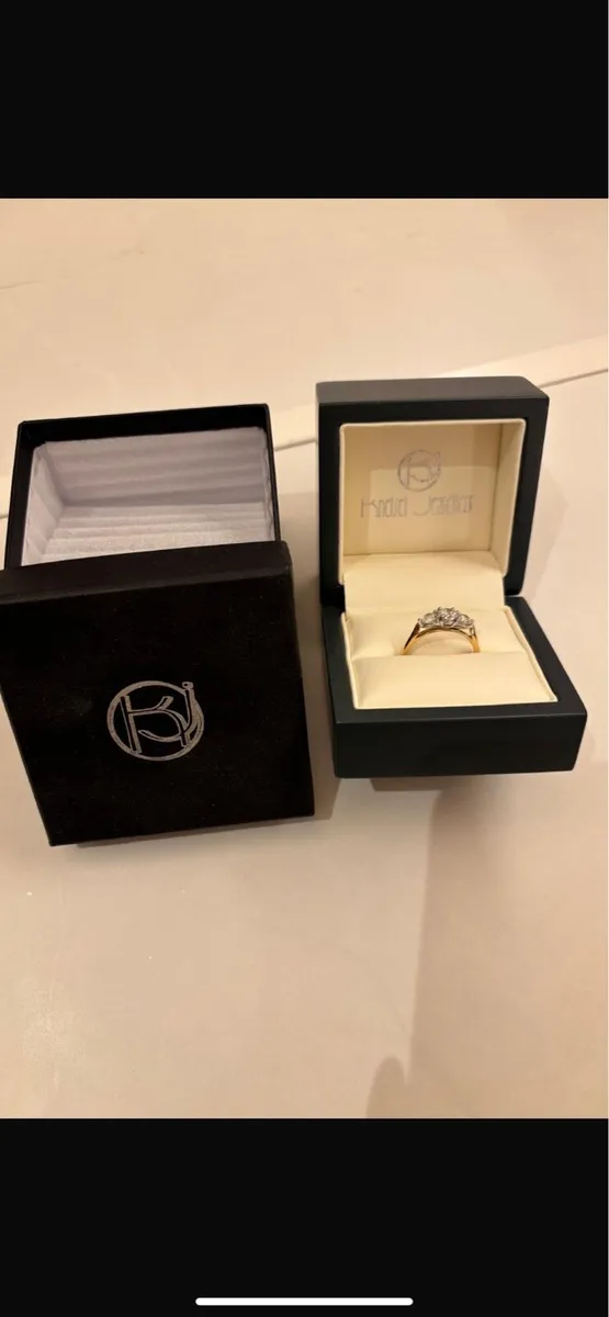 3 stone Diamond Engagement Ring - Image 4