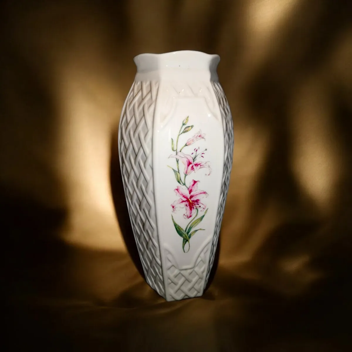 Belleek Country Trellis 10 "vase - Image 1
