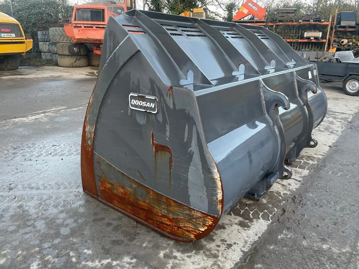 Loader bucket 5cbm suit Volvo L120 QH - Image 1