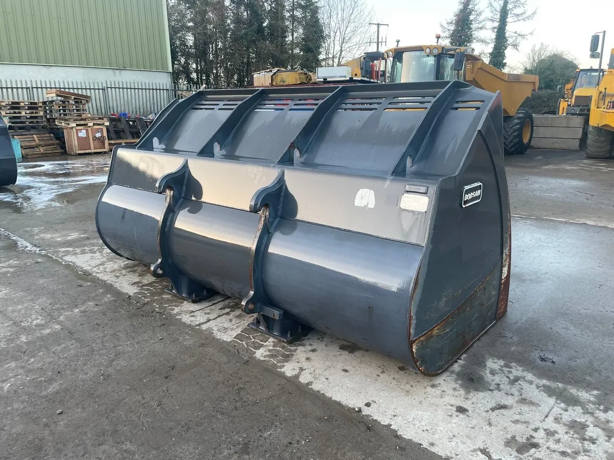 Loader bucket 5cbm suit Volvo L120 QH - Image 2