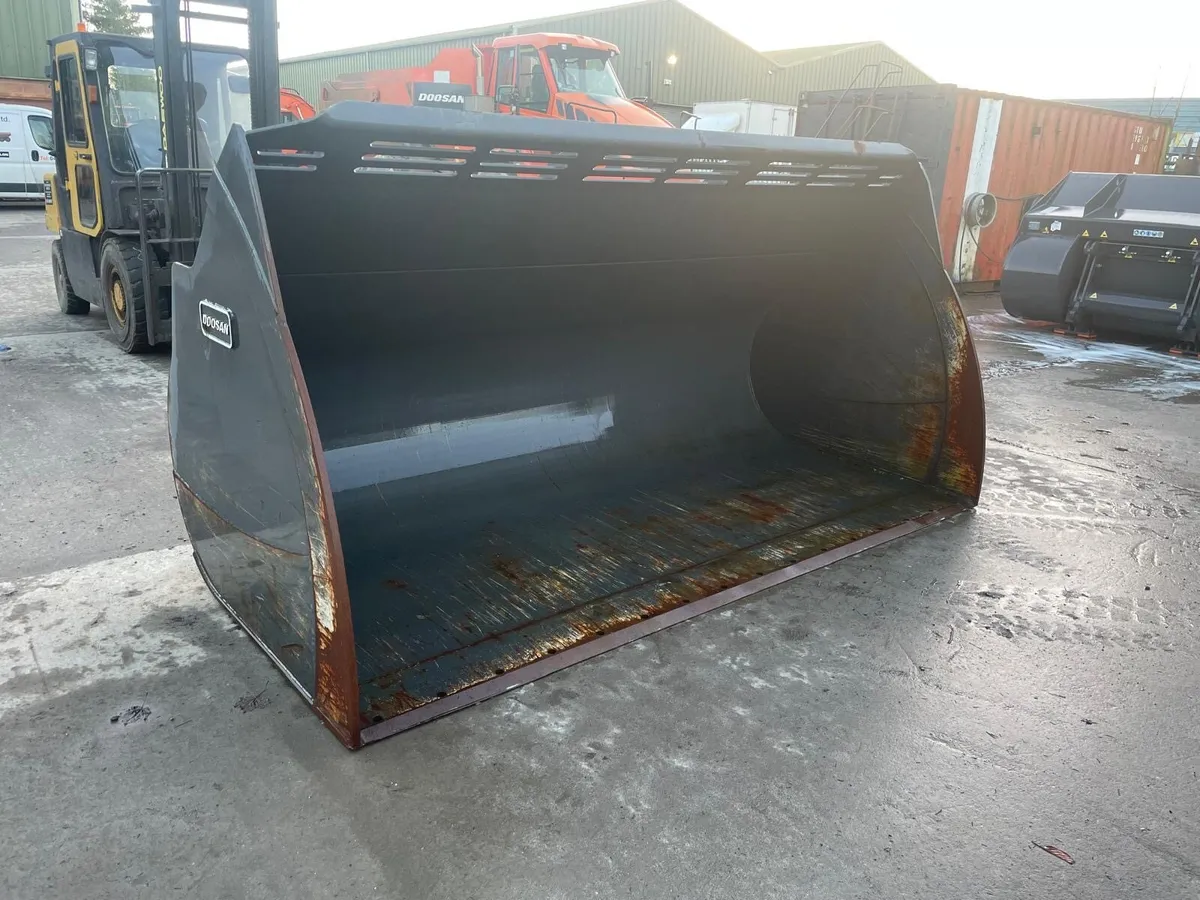 Loader bucket 5cbm suit Volvo L120 QH - Image 3