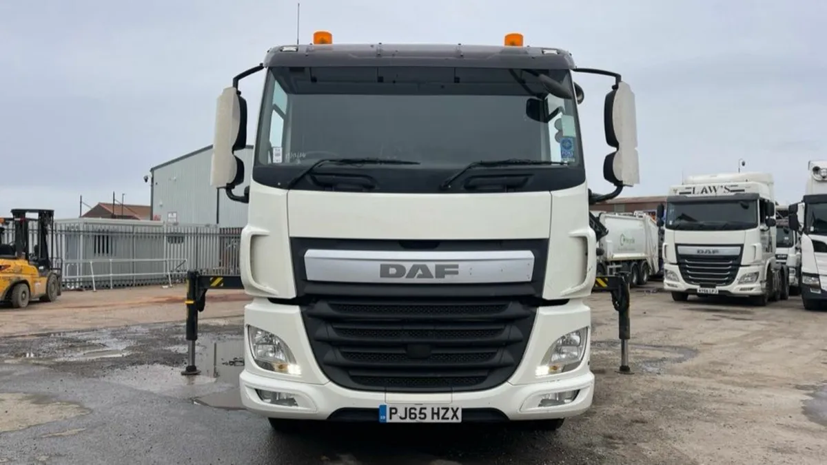 Palfinger 33002 rear mounted on CF DAF 440 - Image 1