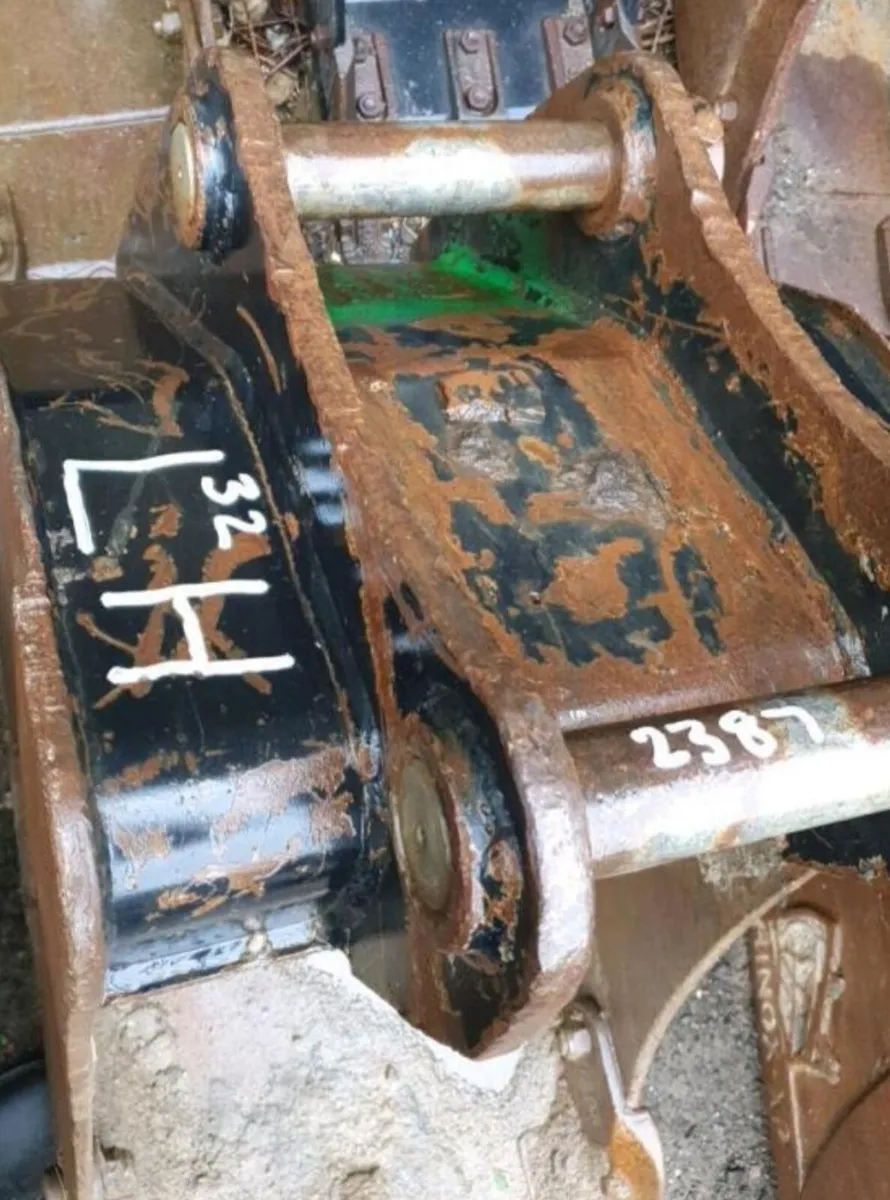 18'' digging bucket (45mm pins) - Image 2