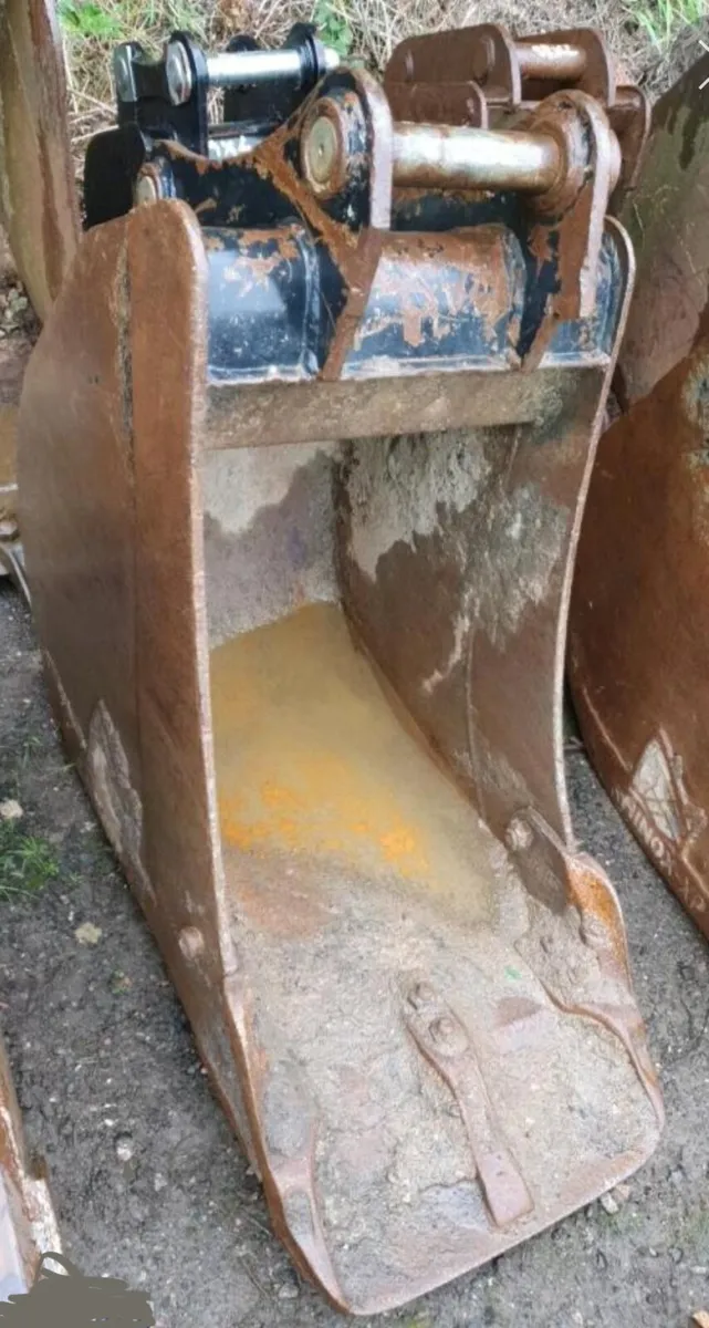 18'' digging bucket (45mm pins) - Image 1