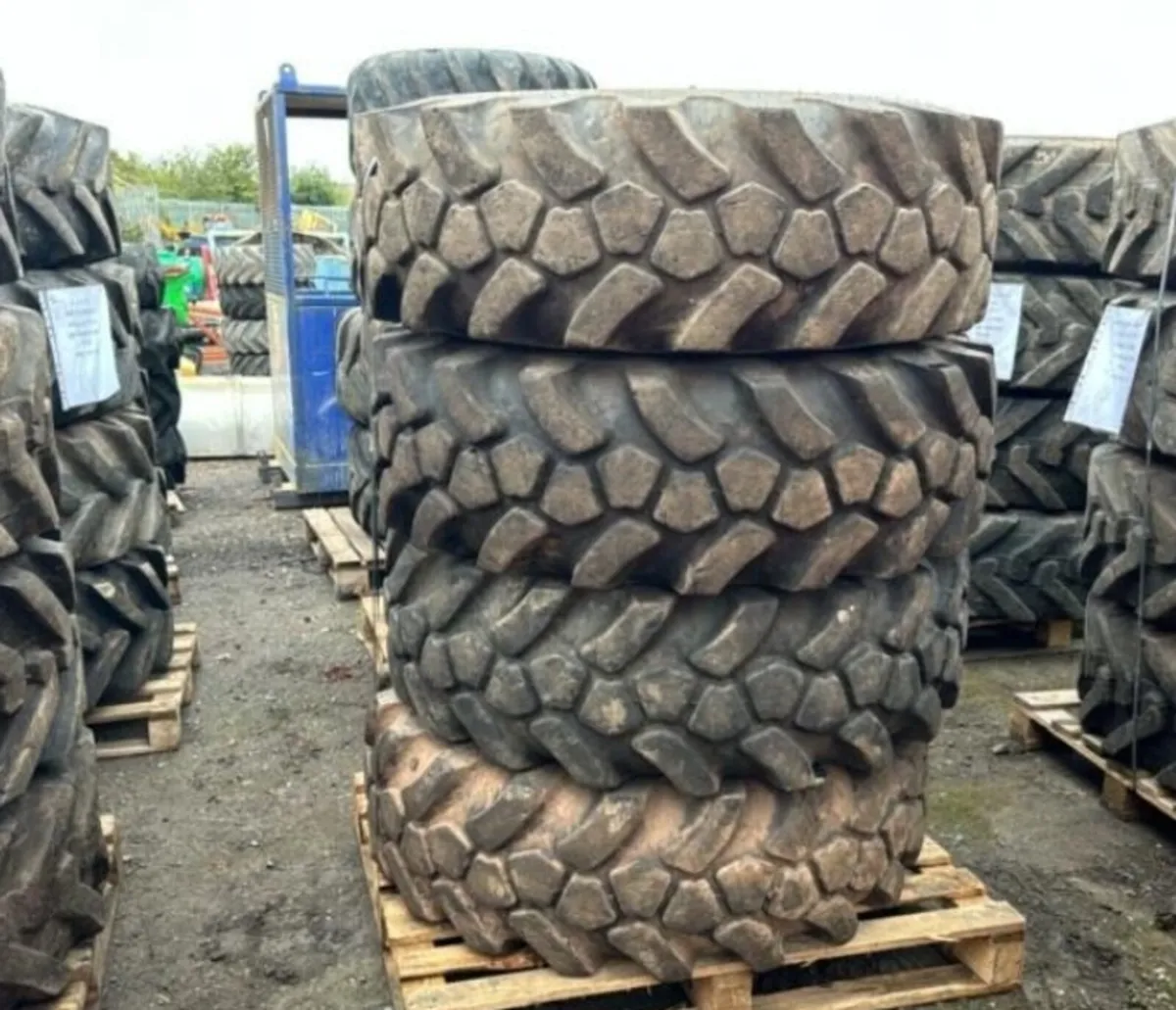 4 x JCB SITEMASTER loadall tyres (15.5 25) - Image 1