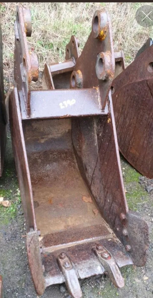 18'' digging bucket (50mm pins) - Image 1