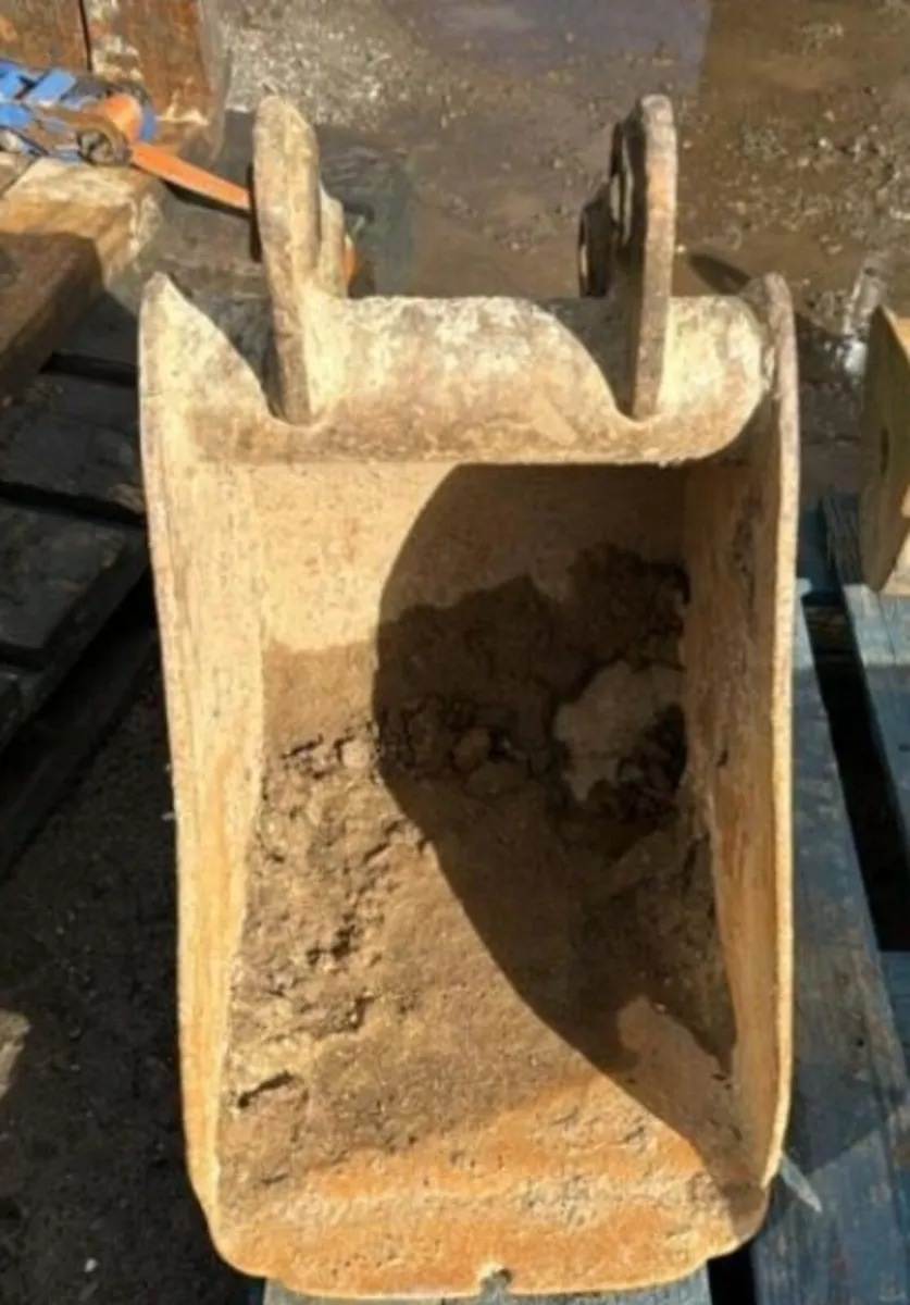 11'' digging bucket (35mm pins) - Image 1