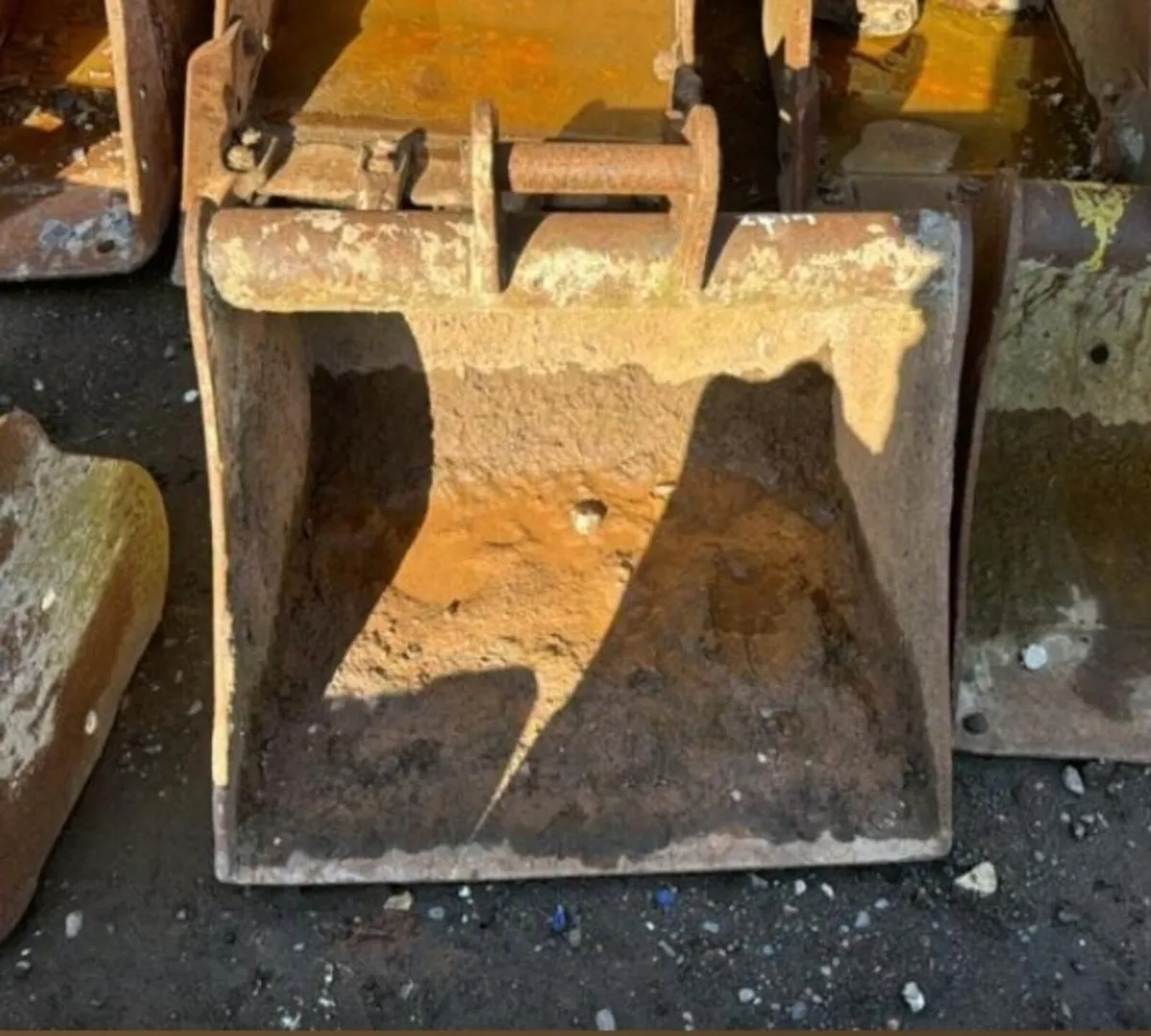 2ft digging bucket (35mm pins) - Image 1